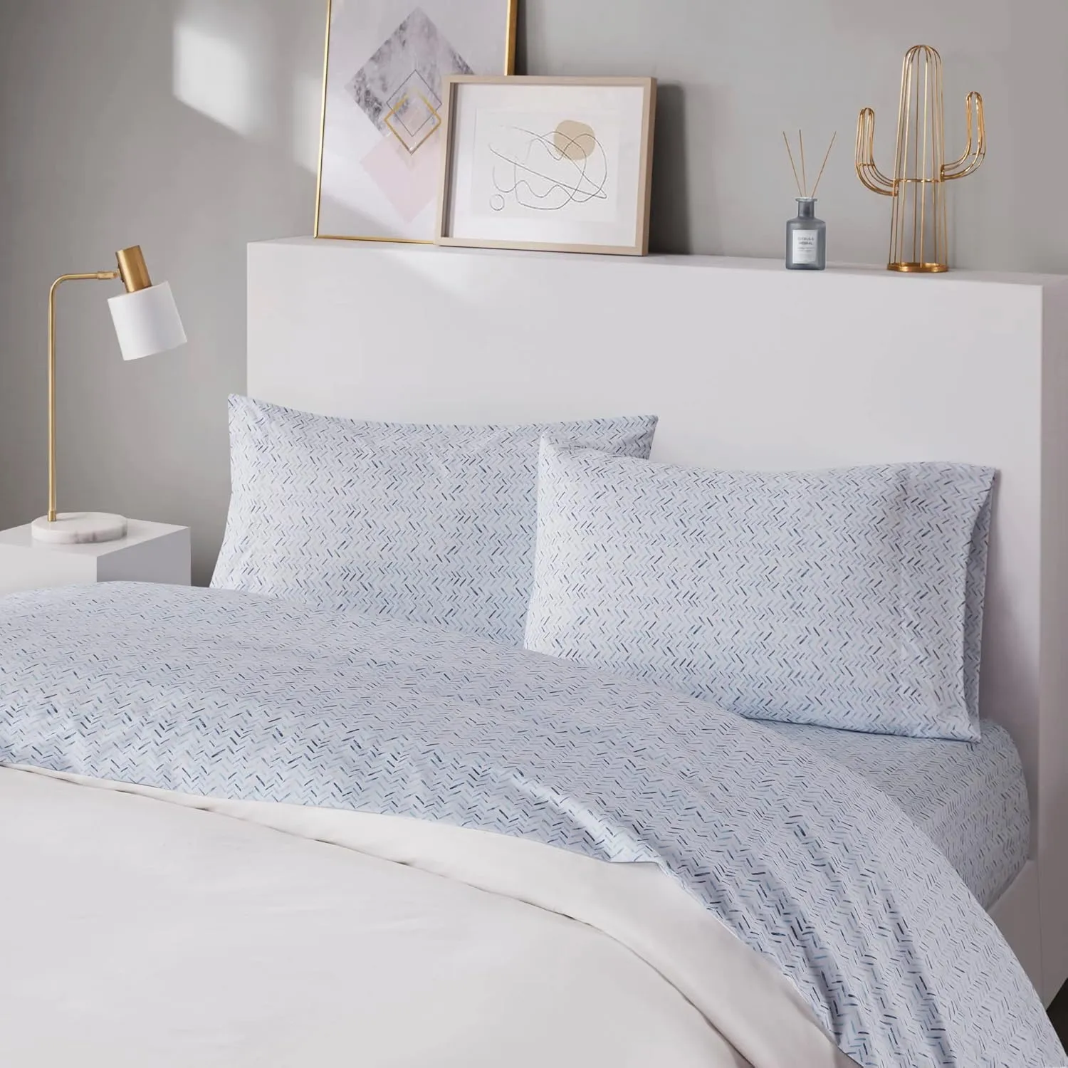 Intelligent Design Printed Microfiber Sheet Set, Soft Modern Bedroom Decor, Elastic Deep Pocket, All Season, Lightweight, Breathable, Cozy Bedding, Matching Pillowcase, Queen Blue Chevron 4 Piece